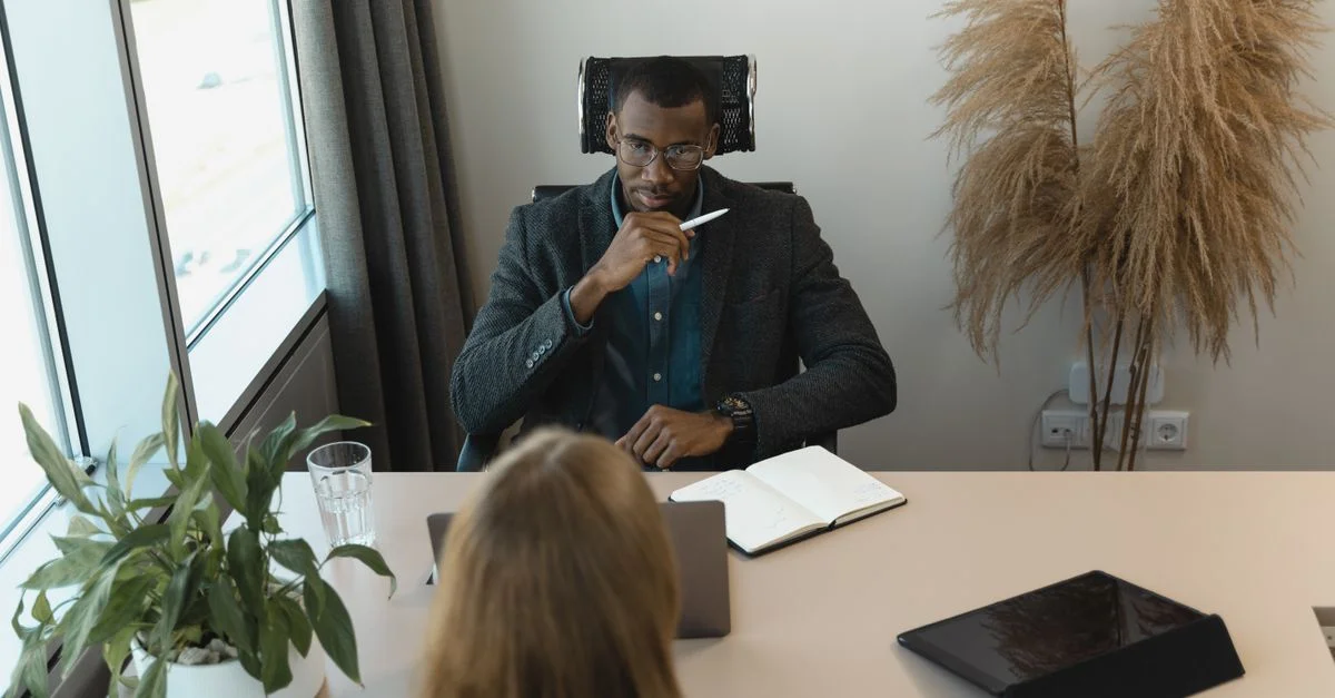 Réunion professionnelle de bureau avec une équipe diversifiée discutant stratégie d'entreprise.