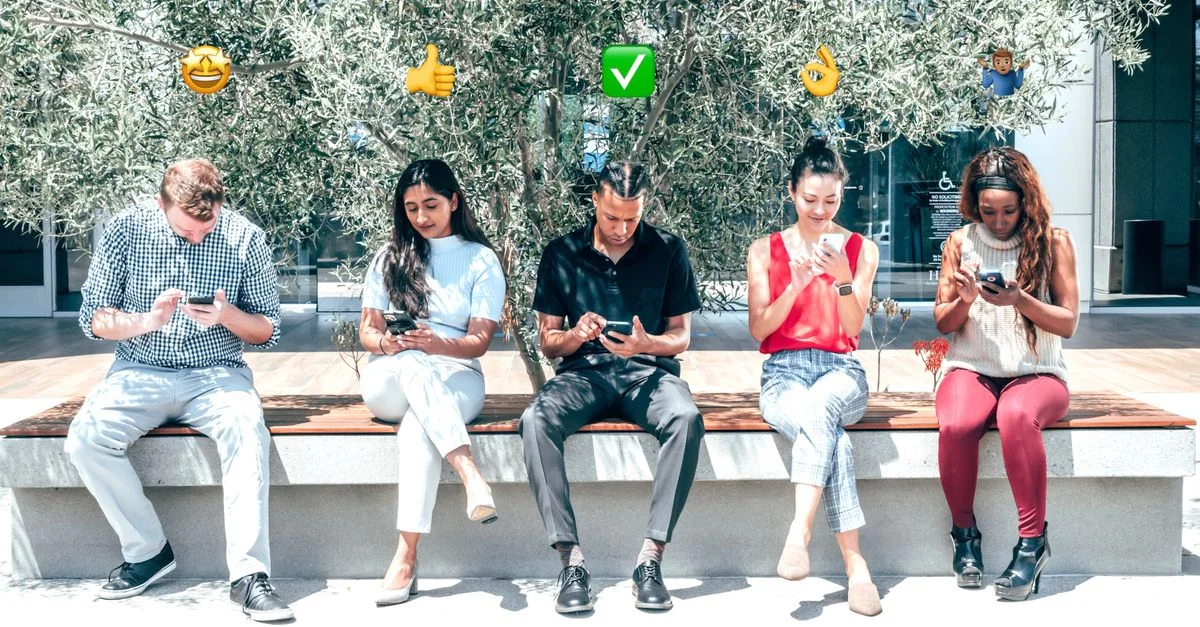 Groupe divers de personnes assises à l'extérieur utilisant des smartphones sous des emojis.